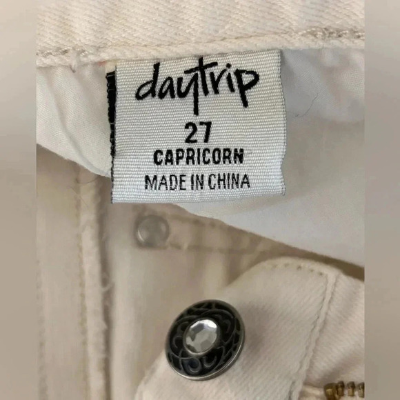 Day trip Capricorn Crochet Front Fray Hem White Denim Shorts W/Stretch EUC - Picture 9 of 14